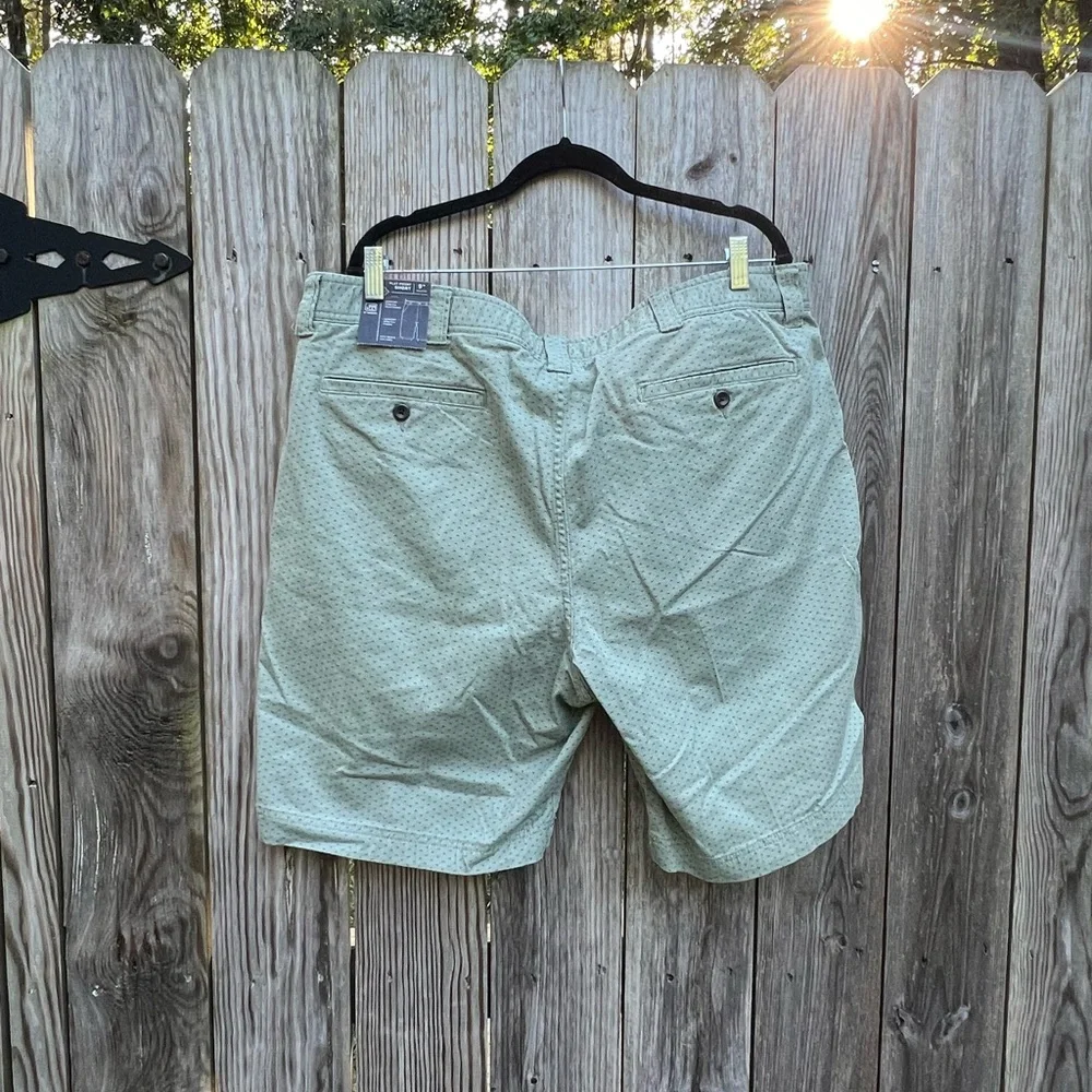 ST JOHNS BAY Light green Triangle design Flat Front Shorts Mens 40 NWT NEW